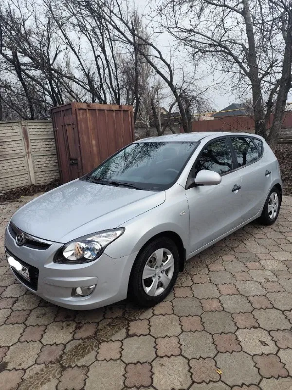 Hyundai i30 2010 г.
Пробег: 50 тыс. Км
Двигатель 1.6 бензин.
Трансмиссия: 5-мкпп
Цвет: серебро
Обслужен (ходовая, стандартное то), 2 года назад заменен аккумулятор.
После обстрела в 2022 г. Пострадала дверь багажника (см. Фото), салон незначительно (подробности при осмотре). Отсек двигателя без повреждений.
Комплектация: эур, электропакет, мультируль, кондиционер, подогрев зеркал, подогрев сидений (на пассажирском не работает после обстрела). Оригинальный материал обшивки руля потёрся. В целом, эти моменты на эксплуатацию авто не особо влияют, можно садиться и ехать.
Два комплекта ключей. Сигнализация.  
Зимняя резина, в приданое - комплект летней.
Один владелец. Продажа через мрэо.
Цена с учётом возможных доделок - 700 000 руб. Торг при осмотре.
Звоните, отвечу на все вопросы +7(949)3750625, наталья, донецк.
📲 Tg: @natalyoshka
📞 Звоните: +7(949)3750625 - фотография - 3