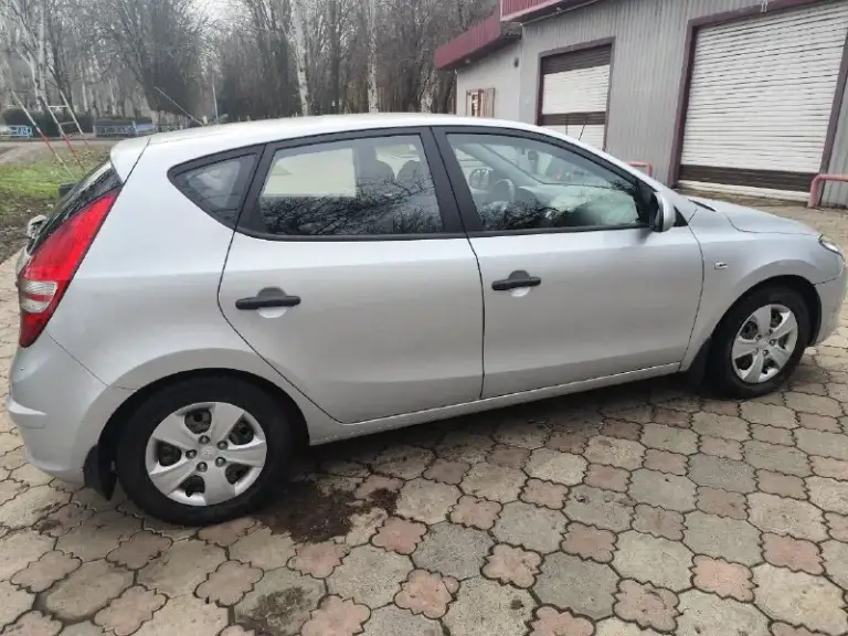 Hyundai i30 2010 г.
Пробег: 50 тыс. Км
Двигатель 1.6 бензин.
Трансмиссия: 5-мкпп
Цвет: серебро
Обслужен (ходовая, стандартное то), 2 года назад заменен аккумулятор.
После обстрела в 2022 г. Пострадала дверь багажника (см. Фото), салон незначительно (подробности при осмотре). Отсек двигателя без повреждений.
Комплектация: эур, электропакет, мультируль, кондиционер, подогрев зеркал, подогрев сидений (на пассажирском не работает после обстрела). Оригинальный материал обшивки руля потёрся. В целом, эти моменты на эксплуатацию авто не особо влияют, можно садиться и ехать.
Два комплекта ключей. Сигнализация.  
Зимняя резина, в приданое - комплект летней.
Один владелец. Продажа через мрэо.
Цена с учётом возможных доделок - 700 000 руб. Торг при осмотре.
Звоните, отвечу на все вопросы +7(949)3750625, наталья, донецк.
📲 Tg: @natalyoshka
📞 Звоните: +7(949)3750625 - фотография - 4