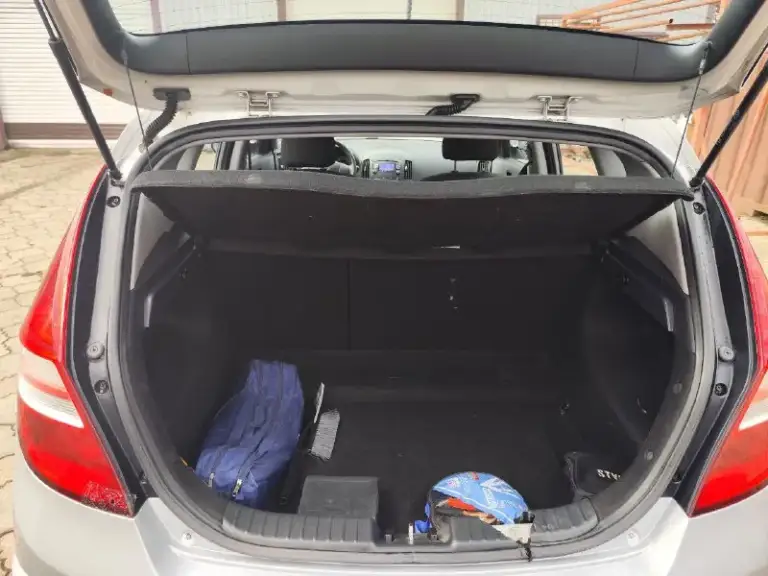 Hyundai i30 2010 г.
Пробег: 50 тыс. Км
Двигатель 1.6 бензин.
Трансмиссия: 5-мкпп
Цвет: серебро
Обслужен (ходовая, стандартное то), 2 года назад заменен аккумулятор.
После обстрела в 2022 г. Пострадала дверь багажника (см. Фото), салон незначительно (подробности при осмотре). Отсек двигателя без повреждений.
Комплектация: эур, электропакет, мультируль, кондиционер, подогрев зеркал, подогрев сидений (на пассажирском не работает после обстрела). Оригинальный материал обшивки руля потёрся. В целом, эти моменты на эксплуатацию авто не особо влияют, можно садиться и ехать.
Два комплекта ключей. Сигнализация.  
Зимняя резина, в приданое - комплект летней.
Один владелец. Продажа через мрэо.
Цена с учётом возможных доделок - 700 000 руб. Торг при осмотре.
Звоните, отвечу на все вопросы +7(949)3750625, наталья, донецк.
📲 Tg: @natalyoshka
📞 Звоните: +7(949)3750625 - фотография - 7