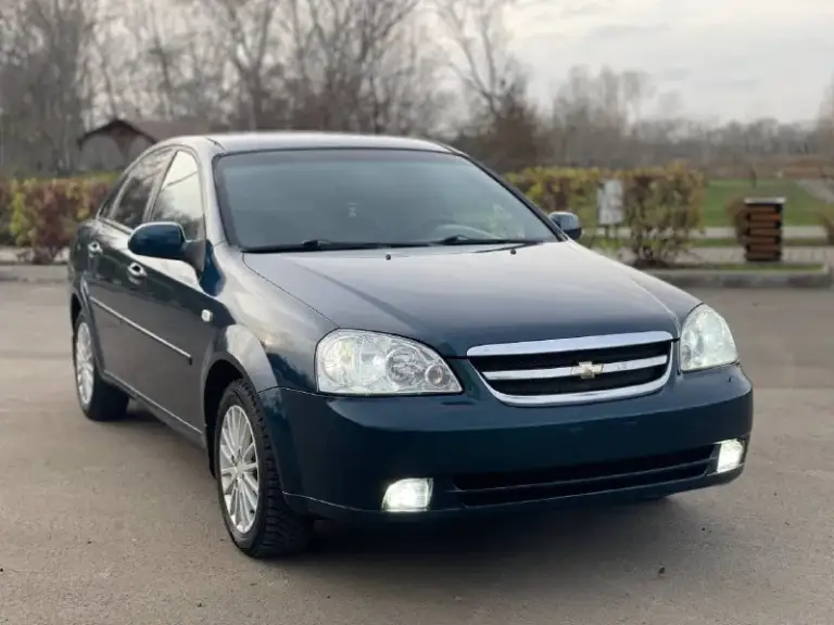 Продам chevrolet lacetti
Год выпуска 2008

Автомобиль в отличном состоянии
Вложений абсолютно не каких не требует

Двигатель 1.6 в прекрасном состоянии
Работает как часики
Не дымит не троит масло абсолютно не ест от слова совсем

Кпп в отличном состоянии
Не хрустит не выбивает все скоростя включаются как по маслу

Ходовая часть в
Идеальном состоянии не стучит не гремит
Лишних шумов нет не каких

Кузов в хорошем состоянии
Рыжиков гнили ржавчин дыр нет
Пороги стаканы аланджероны в хорошем состоянии

Салон чистый ухоженный не прокурен сидение не продавлены

По электрике все исправно стоят
Led лампы ближний дальний
Противотуманнки led

Кондиционер рабочий и заправлен

Стоит аудио система с сенсорным магнитофоном
4 Калонки

Стоят хороший диски r15 с почти новой зимней резиной

В общем автомобиль в достойном состоянии и вложений не требует
Сел и поехал

Юридически кристально чисто не каких штрафом и запретов нет

Цена 497.000
Хороший торг
Город осмотра мариуполь
Номер+79491007492 - фотография - 3