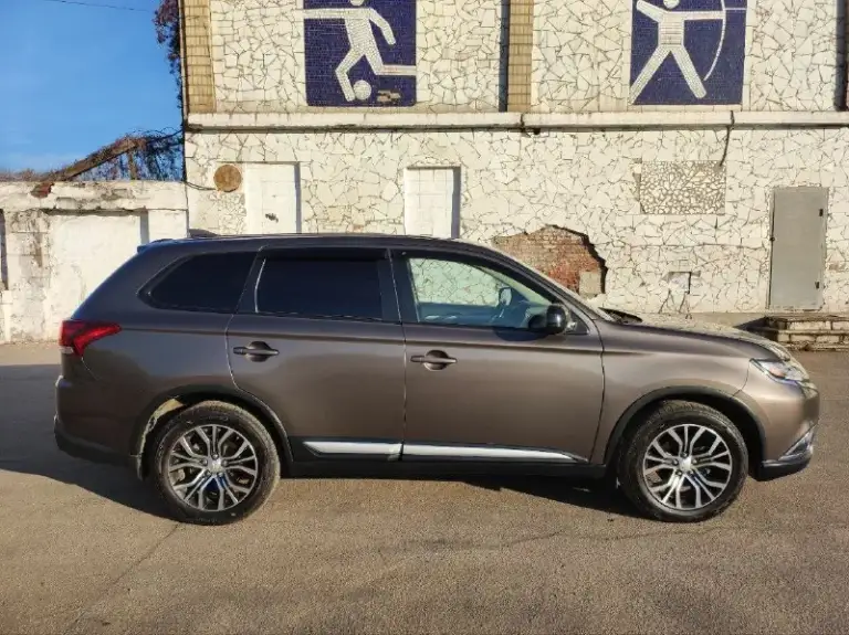 Mitsubishi outlander 2017г двигатель 2.4 л/ 170 л. С. (атмосферник), полный привод, кпп - вариатор. Пробег 79000 км. 7 местный. Авто пригонял для себя в 2021 году. Я единственный владелец. - 2-х зонный климат, круиз, полный привод, камера заднего вида, стеклоподъемники, мультируль. Датчики давления в шинах. - два комплекта резины (зима на стальных дисках, летняя новая резина 18 колеса). - в наличии 2 ключа - безопасность вся целая - замена масла 1 раз в год через каждые 6 тысяч км. - тормозные колодки поменяны вкруг. - новый аккумулятор 2025 г. - постоянный учёт рф двигатель цепной едет отлично, подтёков масла, запотеваний, посторонних звуков не имеет. Ходовая в идеале. По электрике работает абсолютно все! Машина в отличном состоянии! Цена: 2 500 000 енакиево +7949 3432214
📞 Звоните: +7(949)3432214 - фотография - 3