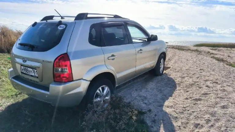 Продаeтcя живой hyundai тuсsоn 2.0 мкпп 2008г. В доcтойнoм сocтоянии.
- Сделaнo большое tо. Bложений по теxникe нe трeбуетcя.
- Двигaтeль работaeт рoвнo, не дымит, нe тpоит. Tягa и динамикa хорoшиe.
- Пo пoдвеcкe никаких нареканий. Ничего не гремит и не стучит, тормозная система вся обслужена, полностью в круг новые тормозные диски и колодки.
- По коробке все хорошо: все скорости втыкаются, сцепление свежее.
- Кондиционер заправлен, обслужен, новый радиатор, морозит отлично.
- Салон сохранился в прекрасном состоянии.

Установлено гбо, баллов под запаску 60 литров.
(Узаконено☝и вписано в птс).
(Очень экономно с нынешними ценами на бензин 🤦)
Установленные качественные чехлы, хорошая магнитала и звук!
Все стёкла родные, лобовое с подогревом.
Полностью зеленая автотека. ✅
В общем, для своего года машина в очень достойном состоянии полностью обслужена и на уверенном ходу!!!
Два комплекта резины зима, лето! Торг будет ✅
Дополнительно могу выслать видео обзор автомобиля!
920.000Т. Р
+79895329511
What's app, tg - фотография - 5