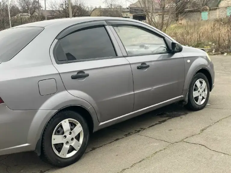 Chevrolet авео 2007 год 1.5 мотор газ - бензин (газ вписан) механика 5 ст. Пробег 270 000км. В хорошем техническом состоянии, мотор и коробка без нареканий. Электрика вся рабочая. Салон в хорошем состоянии. Гур. Летняя и зимняя резина (лето диски) по кузову не гнилой, дно, пороги все целое, ничего варить не надо. Из нюансов задний бампер и лобовое. Хорошая музыка, магнитола 10 дюймов, камера заднего, все работает. Печка дует юридически, оформление без проблем. Цена‼️360 000‼️ рублей. Осмотр макеевка +79490425158
📞 Звоните: +7(949)0425158 - фотография - 3