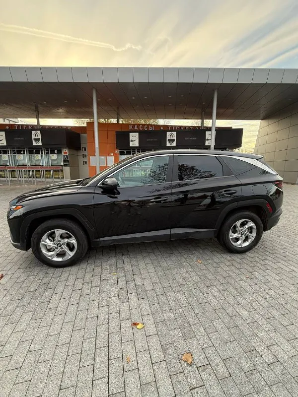 Продам личный автомобиль hyundai tucson, выпуск декабрь 2021г, пробег 48000км,8 ступ. Автомат, полный привод, объем двигателя 2497см3,мощность 189л. С. Комплектация :круиз-контроль, датчики света, слепых зон, система контроля полосы движения, датчики экстренного торможения, предупреждение о начале движения переднего авто, мультируль. Цена 3150000р. Конт. Лицо лилия +79493349953 - фотография - 3