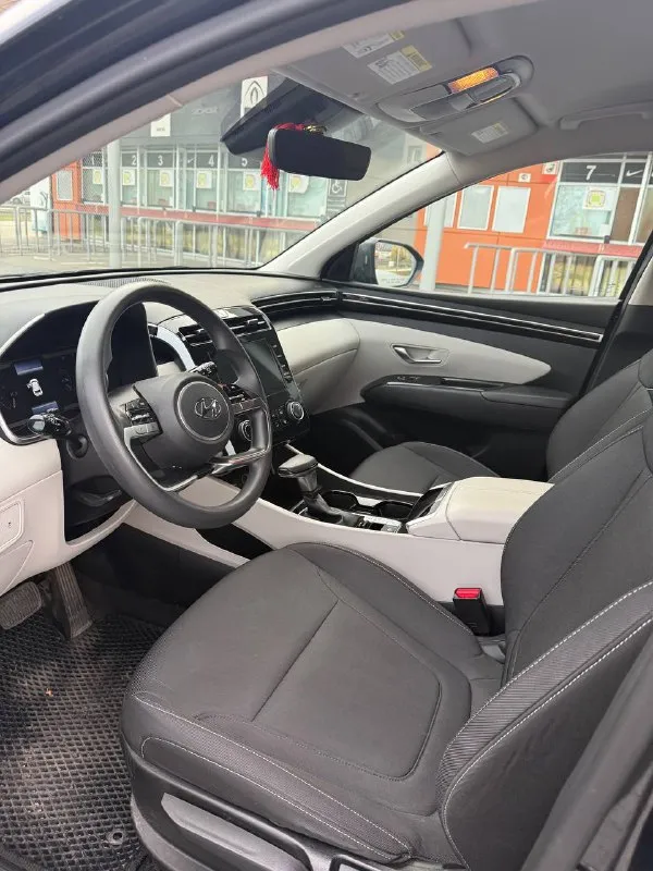Продам личный автомобиль hyundai tucson, выпуск декабрь 2021г, пробег 48000км,8 ступ. Автомат, полный привод, объем двигателя 2497см3,мощность 189л. С. Комплектация :круиз-контроль, датчики света, слепых зон, система контроля полосы движения, датчики экстренного торможения, предупреждение о начале движения переднего авто, мультируль. Цена 3150000р. Конт. Лицо лилия +79493349953 - фотография - 5