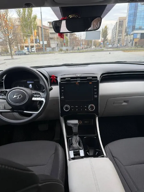 Продам личный автомобиль hyundai tucson, выпуск декабрь 2021г, пробег 48000км,8 ступ. Автомат, полный привод, объем двигателя 2497см3,мощность 189л. С. Комплектация :круиз-контроль, датчики света, слепых зон, система контроля полосы движения, датчики экстренного торможения, предупреждение о начале движения переднего авто, мультируль. Цена 3150000р. Конт. Лицо лилия +79493349953 - фотография - 6