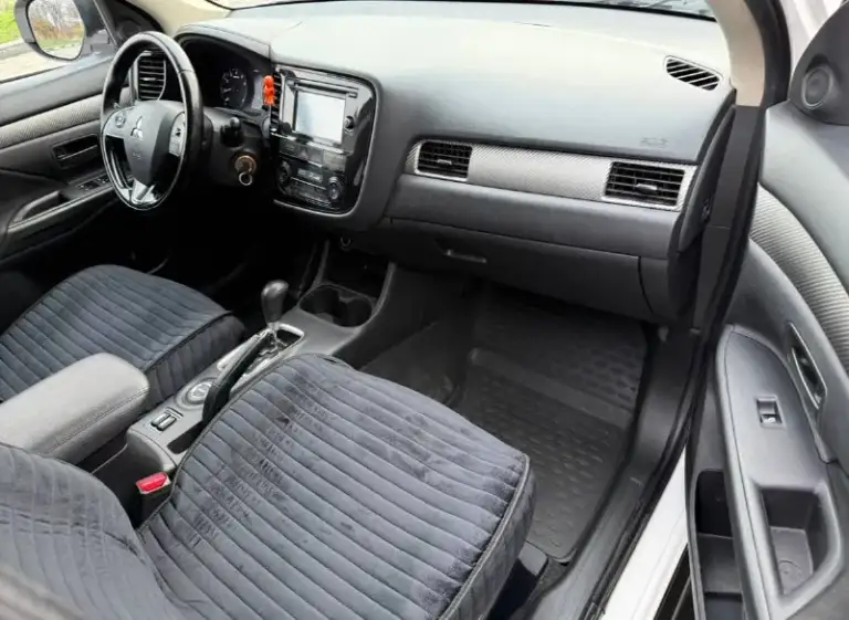 Продам mitsubishi outlander
2.0 Бензин
Год выпуска 2016
Состояние идеальное.
Полный привод рабочий
Без рыжиков
Сервисные книги.
Вложений не требует!
Любое оформление!
Я втарой хозяин!
Салон не затертый не порваный
Резина новая зимняя
Авто полностью обслужена до мелочей
Работает ровно.
Коробка переключает идеально
Климат контроль работает
Все жидкости заменены!
Стекла все родные.
Каждая кнопка работает)
Цена 1.620₽
+7-949-794-46-27
Остольные вопросы по телефону
Звоните в любое время
📲 Tg: евгений
📞 Звоните: +7(949)7944627 - фотография - 9