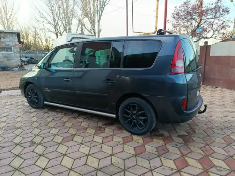 Renault espace 2.2 ат, дизель год 2004, пробег 245 тысяч, три ключа все книги машину пригнали с германии. Машину полностью обслужил есть все чеки. Есть второй мотор рабочий в запасе и многое чего покупал как донор на запчасти. Зимние калеса тоже есть на дисках. Цена 550тысяч рублей срочно, +79202179035 вацап телеграм +79495861645 <александр. Пролетарский р-н ул федосеева дом 59.+79493313074. - фотография - 3