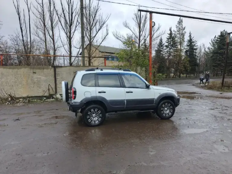 Chevrolet нива 2003 г. В.
Не гнилая, недавно окрашивалась, обрабатывалась. Led оптика, карданы шруз, подогревы и электрорегулировка зеркал, небольшой лифт. Авто обслужено, вложений не требует. Территориально г. Макеевка. 600 т. Р. Торг. +79592931109; ±79493362602
📲 Tg: @alexandr22sm
📞 Звоните: +7(949)3362602 - фотография - 6