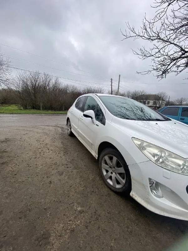 Продам пежо 308 двигатель 1,6 коробка мкпп 5 ступка в идеальном состоянии, новое сцепление 2011 года выпуска за всё время два владельца, родной пробег 213000 в технической части все отлично не чего делать не нужно, по кузову красить варить не чего не нужно, продажа от собственника с полным оформлением документов, стоит новая зимняя резина в комплекте летняя резина, цена авто 600 тысяч торг при виде денег, возле капота!
+79496009274
+79493958589 - фотография - 4