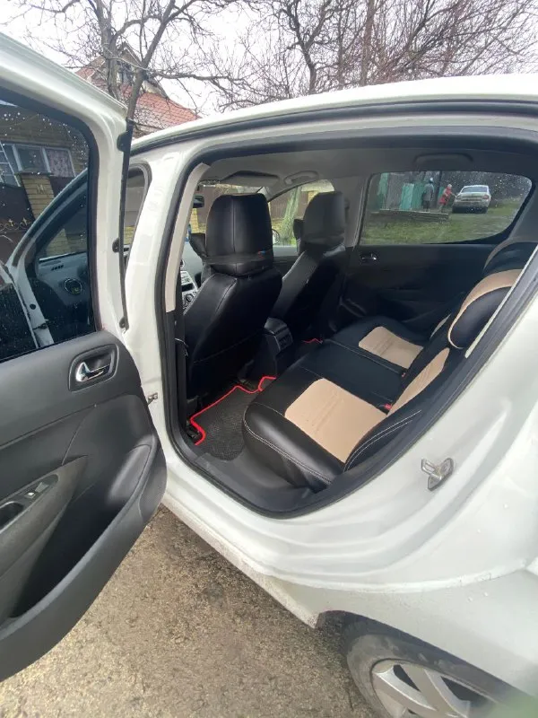 Продам пежо 308 двигатель 1,6 коробка мкпп 5 ступка в идеальном состоянии, новое сцепление 2011 года выпуска за всё время два владельца, родной пробег 213000 в технической части все отлично не чего делать не нужно, по кузову красить варить не чего не нужно, продажа от собственника с полным оформлением документов, стоит новая зимняя резина в комплекте летняя резина, цена авто 600 тысяч торг при виде денег, возле капота!
+79496009274
+79493958589 - фотография - 6
