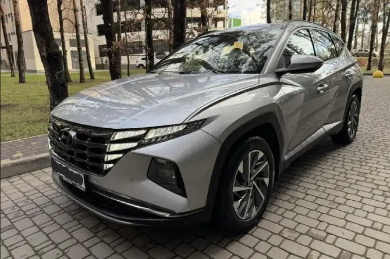 Продам hyundai tucson, 2021 г. Пробег 97 тыс. Официальное авто, первый владелец, без дтп и подкрасов, полный привод, максимальная led оптика, лед приборка, чёрный потолок, диски с новой зимней резиной michelin r18, ассистент удержания в полосе, распознавание дорожных знаков, слепые зоны, распознавание пешеходов и авто, car play, электробагажник и многое другое. Установлен газ евро 4. Машина на укр регистрации. Ставится на рф учёт на 5 лет по прописке в новых регионах (днр, лнр, запорожская и херсонская область). Всё вопросы по телефону. Цена 2.7 млн. +79490203993 - фотография - 1
