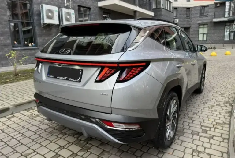 Продам hyundai tucson, 2021 г. Пробег 97 тыс. Официальное авто, первый владелец, без дтп и подкрасов, полный привод, максимальная led оптика, лед приборка, чёрный потолок, диски с новой зимней резиной michelin r18, ассистент удержания в полосе, распознавание дорожных знаков, слепые зоны, распознавание пешеходов и авто, car play, электробагажник и многое другое. Установлен газ евро 4. Машина на укр регистрации. Ставится на рф учёт на 5 лет по прописке в новых регионах (днр, лнр, запорожская и херсонская область). Всё вопросы по телефону. Цена 2.7 млн. +79490203993 - фотография - 2