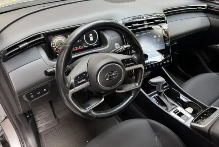 Продам hyundai tucson, 2021 г. Пробег 97 тыс. Официальное авто, первый владелец, без дтп и подкрасов, полный привод, максимальная led оптика, лед приборка, чёрный потолок, диски с новой зимней резиной michelin r18, ассистент удержания в полосе, распознавание дорожных знаков, слепые зоны, распознавание пешеходов и авто, car play, электробагажник и многое другое. Установлен газ евро 4. Машина на укр регистрации. Ставится на рф учёт на 5 лет по прописке в новых регионах (днр, лнр, запорожская и херсонская область). Всё вопросы по телефону. Цена 2.7 млн. +79490203993 - фотография - 5