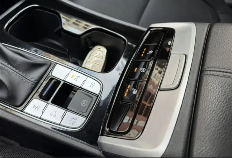 Продам hyundai tucson, 2021 г. Пробег 97 тыс. Официальное авто, первый владелец, без дтп и подкрасов, полный привод, максимальная led оптика, лед приборка, чёрный потолок, диски с новой зимней резиной michelin r18, ассистент удержания в полосе, распознавание дорожных знаков, слепые зоны, распознавание пешеходов и авто, car play, электробагажник и многое другое. Установлен газ евро 4. Машина на укр регистрации. Ставится на рф учёт на 5 лет по прописке в новых регионах (днр, лнр, запорожская и херсонская область). Всё вопросы по телефону. Цена 2.7 млн. +79490203993 - фотография - 7