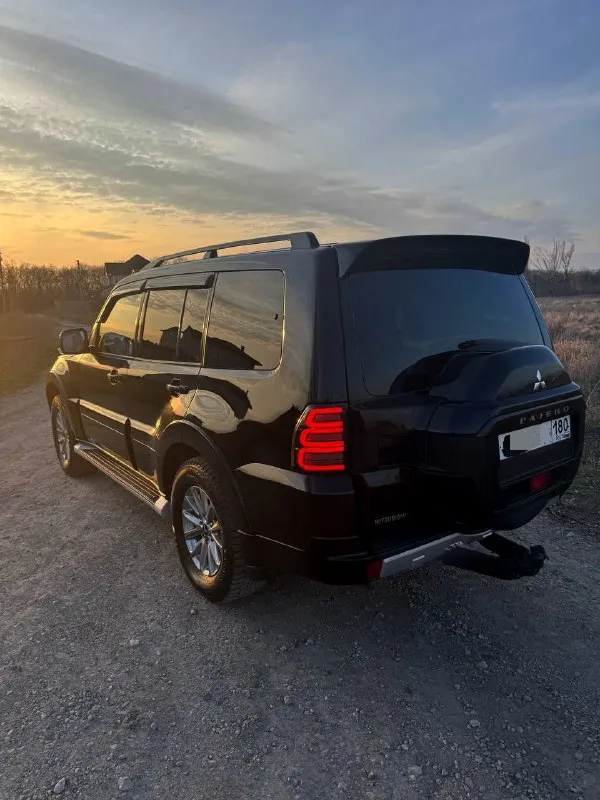 , 2014 Г. (последний рестайлинг)
Продаётся mitsubishi pajero в максимальной комплектации с надёжным бензиновым двигателем 3.0 л и автоматической коробкой передач. Автомобиль сочетает комфорт бизнес-класса и настоящие внедорожные возможности.
Основные преимущества:
Последний рестайлинг
Двигатель 3.0 бензин — проверенная надёжность

Полностью led-оптика, фары в тонированной бронеплёнке
Доработанная аудиосистема — качественный звук для ценителей
Кожаный салон
Идеальное техническое и внешнее состояние
Без дтп, кузов в родной геометрии
2 Комплекта оригинальных дисков: зима / лето
Автомобиль ухоженный, вложений не требует. Полностью готов к эксплуатации, все по регламенту, в оригинале.
Цена: 2 150 000 ₽ торг при осмотре авто.
Подробнее по телефону +79495683969 звоните, отвечу на все вопросы.
📲 Tg: @alphamind777 - фотография - 4