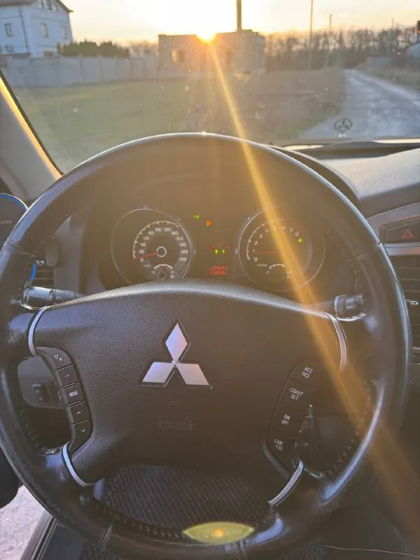 , 2014 Г. (последний рестайлинг)
Продаётся mitsubishi pajero в максимальной комплектации с надёжным бензиновым двигателем 3.0 л и автоматической коробкой передач. Автомобиль сочетает комфорт бизнес-класса и настоящие внедорожные возможности.
Основные преимущества:
Последний рестайлинг
Двигатель 3.0 бензин — проверенная надёжность

Полностью led-оптика, фары в тонированной бронеплёнке
Доработанная аудиосистема — качественный звук для ценителей
Кожаный салон
Идеальное техническое и внешнее состояние
Без дтп, кузов в родной геометрии
2 Комплекта оригинальных дисков: зима / лето
Автомобиль ухоженный, вложений не требует. Полностью готов к эксплуатации, все по регламенту, в оригинале.
Цена: 2 150 000 ₽ торг при осмотре авто.
Подробнее по телефону +79495683969 звоните, отвечу на все вопросы.
📲 Tg: @alphamind777 - фотография - 6