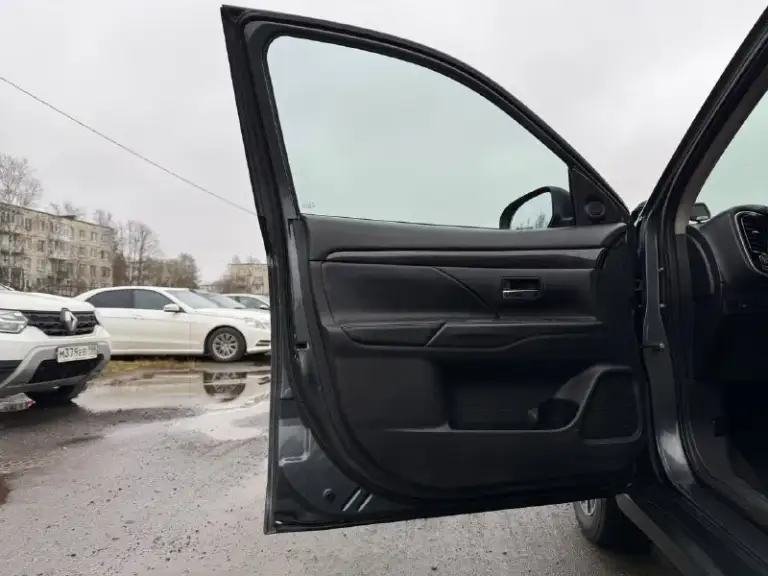 Всем привет! В продаже mitsubishi outlander, 2.0 л, 146 л. С. , 2016 года. Пробег 198 081 км.
Машина была в одних руках всё время. Покупалась компанией для перевозки директора, ездил на ней взрослый мужчина очень аккуратно, по салону видно. В авариях не участвовала. Единственное, дилеры меняли переднюю дверь водителя: в неё ударилось колесо, которое слетело с авто. Официалы поменяли дверь полностью.
По технике в отличном состоянии, обслуживалась как надо. Есть незначительные коцки по кузову, а так в отличном состоянии, делать ничего не надо, сел и поехал. Покупала девушка себе, но ей большая. .. Обмен возможен, цена на обмен выше. А за деньги 1.4 млн.
Тг. И ватцап.89595932537
Авто в лнр
📞 Звоните: +7(959)5932537 - фотография - 5