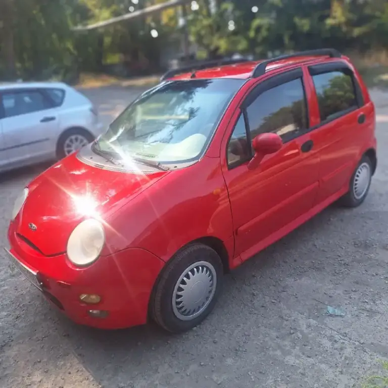 Продаю chery swit qq (1.1) 2008г. Пробег 123тыс км. Учёт рф 180 регион. Мкп комплектация: гур 2подушки безопасности, кондиционер( работает),4 стеклоподъемника, штатная сигнализация, магнитола. Произведена замена свечей, колодок, установлен новый радиатор и сцепление. Приятный, не закуренный салон. Идеальный вариант для первого авто. Без гнили. На корпусе есть царапины. Для реальных покупателей при осмотре торг.
2 Комплекта резины+видеорегистратор. Цена 220тыс руб. Тел. +79493033050 - фотография - 1