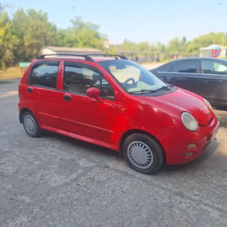 Продаю chery swit qq (1.1) 2008г. Пробег 123тыс км. Учёт рф 180 регион. Мкп комплектация: гур 2подушки безопасности, кондиционер( работает),4 стеклоподъемника, штатная сигнализация, магнитола. Произведена замена свечей, колодок, установлен новый радиатор и сцепление. Приятный, не закуренный салон. Идеальный вариант для первого авто. Без гнили. На корпусе есть царапины. Для реальных покупателей при осмотре торг.
2 Комплекта резины+видеорегистратор. Цена 220тыс руб. Тел. +79493033050 - фотография - 2
