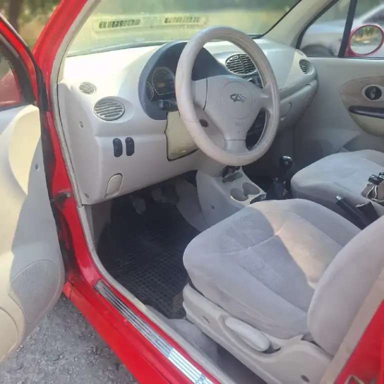 Продаю chery swit qq (1.1) 2008г. Пробег 123тыс км. Учёт рф 180 регион. Мкп комплектация: гур 2подушки безопасности, кондиционер( работает),4 стеклоподъемника, штатная сигнализация, магнитола. Произведена замена свечей, колодок, установлен новый радиатор и сцепление. Приятный, не закуренный салон. Идеальный вариант для первого авто. Без гнили. На корпусе есть царапины. Для реальных покупателей при осмотре торг.
2 Комплекта резины+видеорегистратор. Цена 220тыс руб. Тел. +79493033050 - фотография - 4