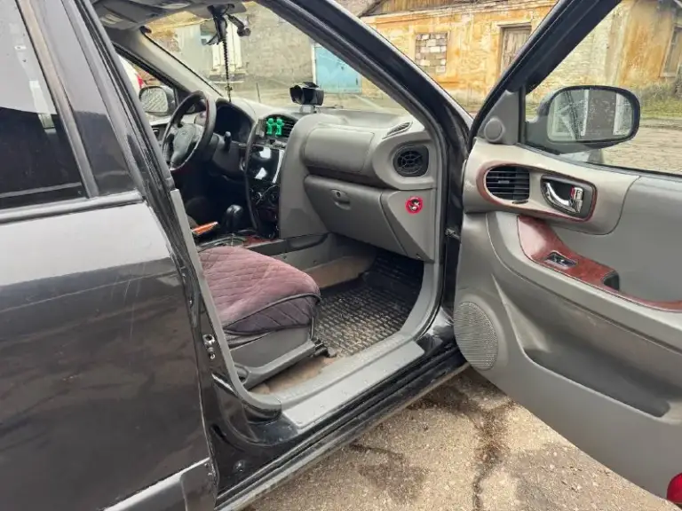 Продам hyundai santa fe 2003год. Машина в достойном состоянии. 2.4 бензин. По машине всё работает. Новая зимняя резина, второй комплект летней резины на дисках. С переоформлением. Машина находится в донецке. Цена 520.000р. Все подробности по телефону +79493820834. - фотография - 2