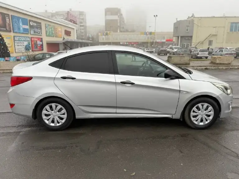 Hyundai solaris 2015 года(рестайлинг) 1.6 бензин(газ пропан)механическая коробка передач.2 собственника пробег — 181 000 км. Автомобиль в хорошем состоянии: двигатель работает ровно, без посторонних шумов и ошибок, коробка передач переключается, ходовая часть без стуков. Все стекла оригинальные, включая лобовое. Кузов без следов коррозии, полный комплект ключей, камера заднего вида(есть летняя резина)документы в полном порядке. По запросу предоставим полный видеообзор с замерами лакокрасочного покрытия. Цена: 770 000 рублей. Город: донецк. Телефон для связи:
+7 (949) 371-08-26(Telegram на номере)
📞 Звоните: +7(949)3710826 - фотография - 5