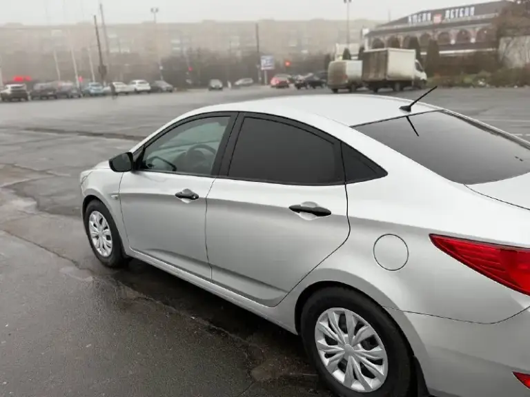 Hyundai solaris 2015 года(рестайлинг) 1.6 бензин(газ пропан)механическая коробка передач.2 собственника пробег — 181 000 км. Автомобиль в хорошем состоянии: двигатель работает ровно, без посторонних шумов и ошибок, коробка передач переключается, ходовая часть без стуков. Все стекла оригинальные, включая лобовое. Кузов без следов коррозии, полный комплект ключей, камера заднего вида(есть летняя резина)документы в полном порядке. По запросу предоставим полный видеообзор с замерами лакокрасочного покрытия. Цена: 770 000 рублей. Город: донецк. Телефон для связи:
+7 (949) 371-08-26(Telegram на номере)
📞 Звоните: +7(949)3710826 - фотография - 6
