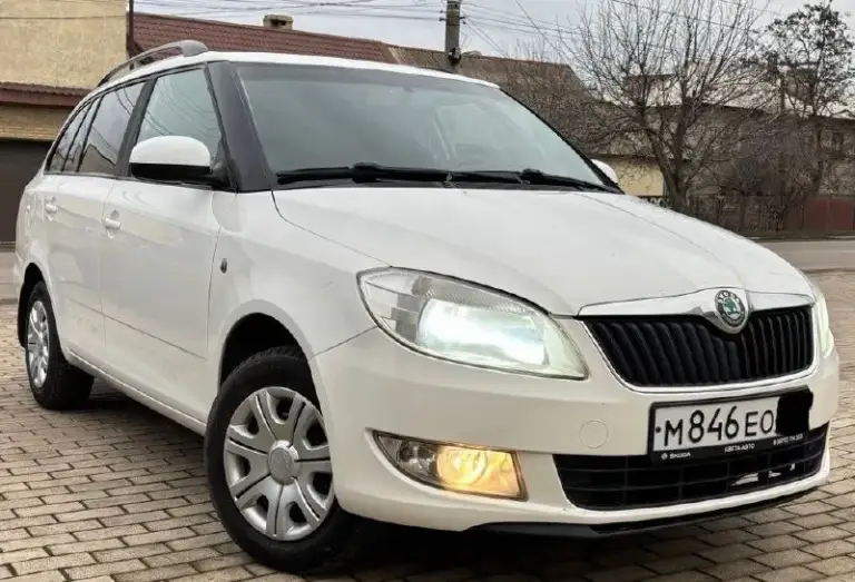 Продам или обменяю
Хороший семейный автомобиль!
Skoda fabia универсал,
Рестайлинг 2011г. В.
Пробег 228т.
Авто обслуживал по регламенту как положено!
Кузов оцинкованный, соответственно без
Гнили ржавчины и прочих недостатков!
В живую как на фото.
Отличный и экономичный двигатель 1.4
Работает ровно, без посторонних звуков,
Динамика прекрасная!
Масло не берет.
Коробка передач и ходовая в полнейшем порядке без нареканий!
По комплектации:
Гидроусилитель руля, кондиционер(рабочий),
Система abs,
Микролифт передних сидений,
Серво руль,
Руль на вылет, стеклоподъёмники,
Электро зеркала,
Подогрев зеркал и заднего стекла,
Подогрев сидений,
Бортовой компьютер,
Два ключа.
В подарок отдам второй комплект резины, на данный момент уже установил зимнюю резину.
При желание могу помочь с более быстрым переоформлением в мрэо!
Цена 670.000т. Рублей.
Торгу уместен.
Тел: +79494267493
Тел:+79496338655 - фотография - 2