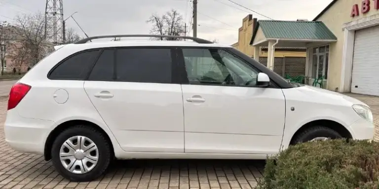 Продам или обменяю
Хороший семейный автомобиль!
Skoda fabia универсал,
Рестайлинг 2011г. В.
Пробег 228т.
Авто обслуживал по регламенту как положено!
Кузов оцинкованный, соответственно без
Гнили ржавчины и прочих недостатков!
В живую как на фото.
Отличный и экономичный двигатель 1.4
Работает ровно, без посторонних звуков,
Динамика прекрасная!
Масло не берет.
Коробка передач и ходовая в полнейшем порядке без нареканий!
По комплектации:
Гидроусилитель руля, кондиционер(рабочий),
Система abs,
Микролифт передних сидений,
Серво руль,
Руль на вылет, стеклоподъёмники,
Электро зеркала,
Подогрев зеркал и заднего стекла,
Подогрев сидений,
Бортовой компьютер,
Два ключа.
В подарок отдам второй комплект резины, на данный момент уже установил зимнюю резину.
При желание могу помочь с более быстрым переоформлением в мрэо!
Цена 670.000т. Рублей.
Торгу уместен.
Тел: +79494267493
Тел:+79496338655 - фотография - 6