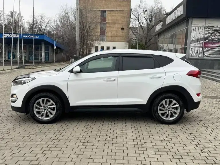 Huyndai tucson официал 4wd (подключаемый полный привод ) 2016 год выпуска двигатель 2.0 бензин коробка автомат пробег родной 146 тыс. Км автомобиль в отличном состоянии, капот в бронепленке, без сколов и царапин ! Кузов без дтп весь в заводском окрасе ! Обслужен от а до я не какого вложения не требует ! Хорошая комплектация, кожаный салон, датчики света, и дождя, подогревы всех сидений, роздельный климат контроль, круиз контроль, большой монитор с камерой заднего вида, и многое другое ! Г. Донецк цена 1.835 тыс. ₽ звоните остальное по +79495210905
📞 Звоните: +7(949)5210905 - фотография - 1