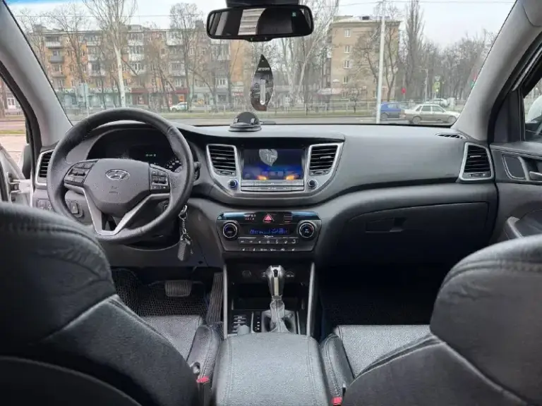 Huyndai tucson официал 4wd (подключаемый полный привод ) 2016 год выпуска двигатель 2.0 бензин коробка автомат пробег родной 146 тыс. Км автомобиль в отличном состоянии, капот в бронепленке, без сколов и царапин ! Кузов без дтп весь в заводском окрасе ! Обслужен от а до я не какого вложения не требует ! Хорошая комплектация, кожаный салон, датчики света, и дождя, подогревы всех сидений, роздельный климат контроль, круиз контроль, большой монитор с камерой заднего вида, и многое другое ! Г. Донецк цена 1.835 тыс. ₽ звоните остальное по +79495210905
📞 Звоните: +7(949)5210905 - фотография - 7