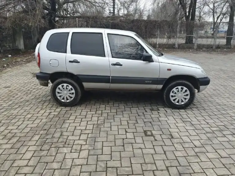 В продаже chevrolet нива 2007 года. Цена 699999руб торг у капота. Внимательно читаем описание!!! 👇 стоит в стс и птс вписано пробег на одометре 280 000км по машине много чего сделано: новый двигатель, только прошел обкатку. Заменено сцепление. Коробка не хрустит не выбивает. Перебрана полностью ходовая. Обслужена тормозная система с заменой тормозной магистрали, колодок, заднего барабана и т. Д. Стоит новая печка, заменены все патрубки. Новый бак с топливной станцией и магистралью. Перебран генератор. Заменены все жидкости. Заменено множество датчиков. Рулевой редуктор, подшипники ступиц. 2 комплекта свежей резины. В общем в машине из старого остался только кузов и тот в хорошем состоянии, на фото видно. От машины не избавляюсь, стоит без дела. В целом кому нужен внедорожник без вложений звоните по номеру: +7 949 468 27 07 осмотр в донецке
📞 Звоните: +7(949)4682707 - фотография - 2