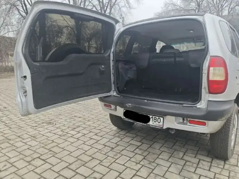 В продаже chevrolet нива 2007 года. Цена 699999руб торг у капота. Внимательно читаем описание!!! 👇 стоит в стс и птс вписано пробег на одометре 280 000км по машине много чего сделано: новый двигатель, только прошел обкатку. Заменено сцепление. Коробка не хрустит не выбивает. Перебрана полностью ходовая. Обслужена тормозная система с заменой тормозной магистрали, колодок, заднего барабана и т. Д. Стоит новая печка, заменены все патрубки. Новый бак с топливной станцией и магистралью. Перебран генератор. Заменены все жидкости. Заменено множество датчиков. Рулевой редуктор, подшипники ступиц. 2 комплекта свежей резины. В общем в машине из старого остался только кузов и тот в хорошем состоянии, на фото видно. От машины не избавляюсь, стоит без дела. В целом кому нужен внедорожник без вложений звоните по номеру: +7 949 468 27 07 осмотр в донецке
📞 Звоните: +7(949)4682707 - фотография - 7