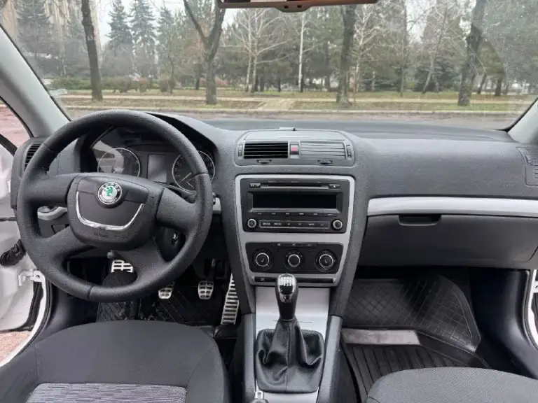 Продам skoda octavia a5 2013 ( рестайлинг).
Бессмертное сочетание 1.8 tsi двигателя cdaa с механической кпп.
По комплектации:
* Передние стеклоподъемники;
* Подогрев сидений;
* Датчик света;
* Датчик дождя;
* Хорошая музыка;
По кузову никаких абсолютно нареканий нет. Ни одного рыжика, хорошая оптика.
Цена 840 тысяч, есть некоторые недочеты, на которых готов уступить. Про них расскажу реальному покупателю.
Звонить по номеру телефона +79496416023 - фотография - 7