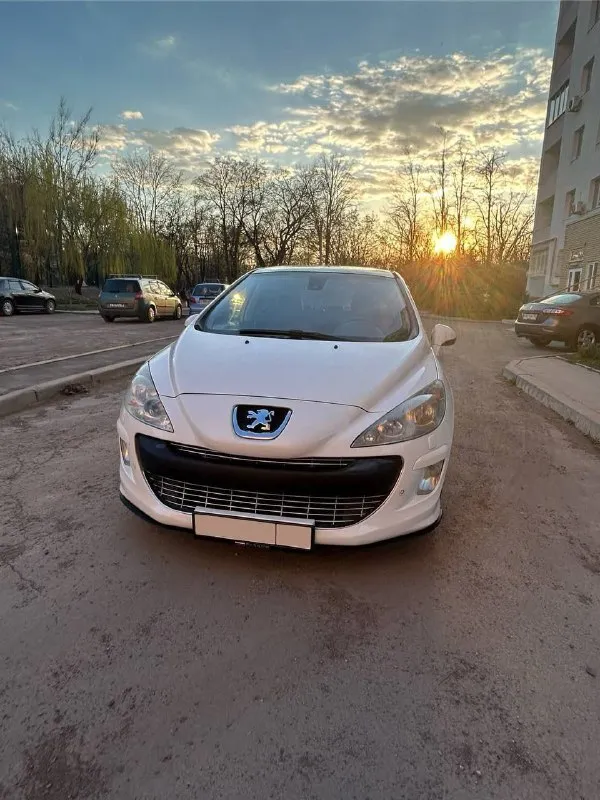Peugeot 308

· Год: 2008
· Кузов: хетчбэк
· Двигатель: 1.6 л (бензин)
· Коробка передач: акпп
· Цвет: белый
Состояние и особенности:
· Технически исправен: все системы работают, кондиционер/климат-контроль холодный, двигатель заводится с пол-оборота, коробка передач четкая.
· Кузов: состояние отличное. Не участвовал в дтп, ржавчины нет. Все стекла оригинальные.
· Обслуживание: обслуживался у проверенного мастера. Масло и фильтра менялись регулярно.
· Резина: зимняя+летняя
· Комплектация: электроусилитель руля, центральный замок, иммобилайзер, электропакет (стеклоподъемники передние/задние)
· Внутреннее состояние: салон чистый, без потертостей. Все пластики на месте.

Недостатки:небольшая царапина на переднем бампере.

Пробег: 260тыс. Км

Цена: 650000 руб. , торг +79494089738 - фотография - 2