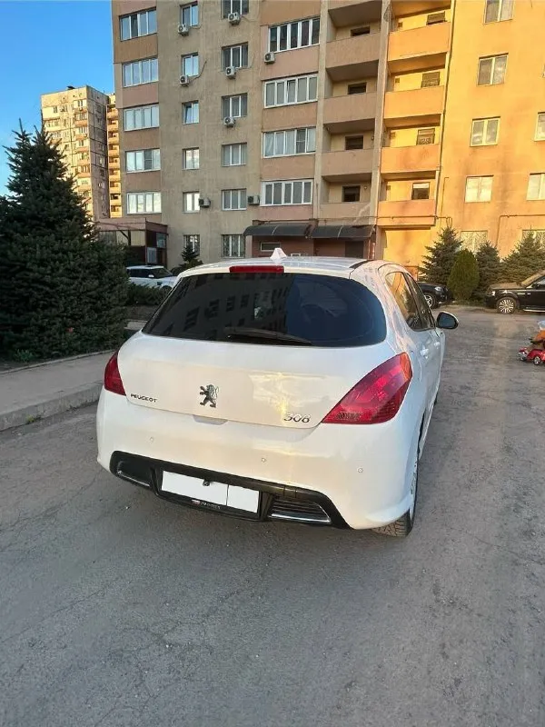 Peugeot 308

· Год: 2008
· Кузов: хетчбэк
· Двигатель: 1.6 л (бензин)
· Коробка передач: акпп
· Цвет: белый
Состояние и особенности:
· Технически исправен: все системы работают, кондиционер/климат-контроль холодный, двигатель заводится с пол-оборота, коробка передач четкая.
· Кузов: состояние отличное. Не участвовал в дтп, ржавчины нет. Все стекла оригинальные.
· Обслуживание: обслуживался у проверенного мастера. Масло и фильтра менялись регулярно.
· Резина: зимняя+летняя
· Комплектация: электроусилитель руля, центральный замок, иммобилайзер, электропакет (стеклоподъемники передние/задние)
· Внутреннее состояние: салон чистый, без потертостей. Все пластики на месте.

Недостатки:небольшая царапина на переднем бампере.

Пробег: 260тыс. Км

Цена: 650000 руб. , торг +79494089738 - фотография - 3
