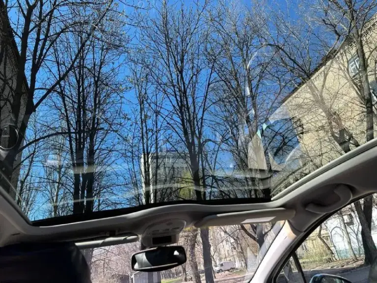 Peugeot 308

· Год: 2008
· Кузов: хетчбэк
· Двигатель: 1.6 л (бензин)
· Коробка передач: акпп
· Цвет: белый
Состояние и особенности:
· Технически исправен: все системы работают, кондиционер/климат-контроль холодный, двигатель заводится с пол-оборота, коробка передач четкая.
· Кузов: состояние отличное. Не участвовал в дтп, ржавчины нет. Все стекла оригинальные.
· Обслуживание: обслуживался у проверенного мастера. Масло и фильтра менялись регулярно.
· Резина: зимняя+летняя
· Комплектация: электроусилитель руля, центральный замок, иммобилайзер, электропакет (стеклоподъемники передние/задние)
· Внутреннее состояние: салон чистый, без потертостей. Все пластики на месте.

Недостатки:небольшая царапина на переднем бампере.

Пробег: 260тыс. Км

Цена: 650000 руб. , торг +79494089738 - фотография - 5