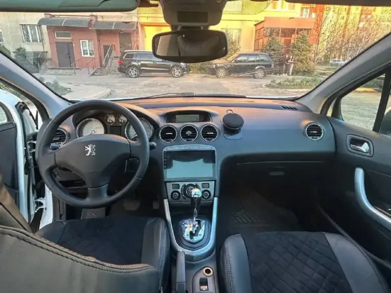 Peugeot 308

· Год: 2008
· Кузов: хетчбэк
· Двигатель: 1.6 л (бензин)
· Коробка передач: акпп
· Цвет: белый
Состояние и особенности:
· Технически исправен: все системы работают, кондиционер/климат-контроль холодный, двигатель заводится с пол-оборота, коробка передач четкая.
· Кузов: состояние отличное. Не участвовал в дтп, ржавчины нет. Все стекла оригинальные.
· Обслуживание: обслуживался у проверенного мастера. Масло и фильтра менялись регулярно.
· Резина: зимняя+летняя
· Комплектация: электроусилитель руля, центральный замок, иммобилайзер, электропакет (стеклоподъемники передние/задние)
· Внутреннее состояние: салон чистый, без потертостей. Все пластики на месте.

Недостатки:небольшая царапина на переднем бампере.

Пробег: 260тыс. Км

Цена: 650000 руб. , торг +79494089738 - фотография - 6