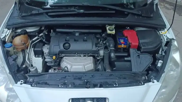 Peugeot 308

· Год: 2008
· Кузов: хетчбэк
· Двигатель: 1.6 л (бензин)
· Коробка передач: акпп
· Цвет: белый
Состояние и особенности:
· Технически исправен: все системы работают, кондиционер/климат-контроль холодный, двигатель заводится с пол-оборота, коробка передач четкая.
· Кузов: состояние отличное. Не участвовал в дтп, ржавчины нет. Все стекла оригинальные.
· Обслуживание: обслуживался у проверенного мастера. Масло и фильтра менялись регулярно.
· Резина: зимняя+летняя
· Комплектация: электроусилитель руля, центральный замок, иммобилайзер, электропакет (стеклоподъемники передние/задние)
· Внутреннее состояние: салон чистый, без потертостей. Все пластики на месте.

Недостатки:небольшая царапина на переднем бампере.

Пробег: 260тыс. Км

Цена: 650000 руб. , торг +79494089738 - фотография - 7