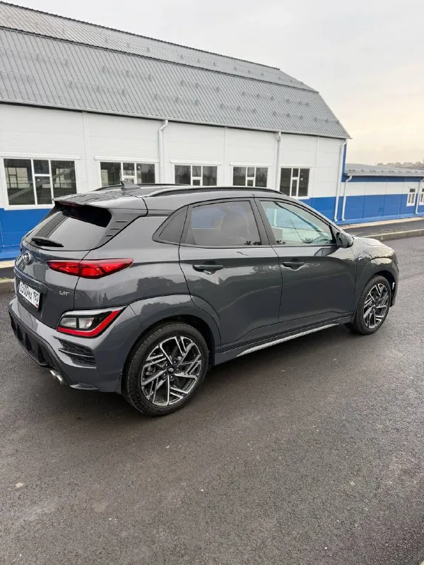 Hyundai kona n line
Год : 2022 месяц 11
Двигатель : 1.6 турбо бензин⛽️
Лошадиных сил: 195 🚀
Привод : передний
Пробег : 62 тысячи километров
Коробка : автомат 🔥
Диски : r 18
Резина : два комплекта
Цвет : нардогрей
Комплектация:
Люк, подогревы сидений
Датчики слепых зон, без ключевой доступ, датчик давления в шинах, датчик дождя, датчик света, помощь при спускание с горы, жидкокристаллическая приборная понель, большая мульт медиа, штатная навигация 🗺️,
Климат контроль, круиз контроль,
Заводится с кнопки и пульта,
Различные режимы езды для двигателя и коробки, мульти руль, помощь в подруливание, система старт / стоп, электро регулировка сидений, линзовая оптика
Так как ( n line )это доп обвес
Черный потолок, черный пластик
Красная строчка по солону,
Другой руль и рукоятка кпп
Передний и задний бампер
Накладки на пороги и двери,
Диски в стиле - n line
Цена : 2.800 🍋
Гос номер в подарок
О 500 ма 180
Донецк
Александр
+7 (949) 392-66-28
📞 Звоните: +7(949)3926628 - фотография - 3