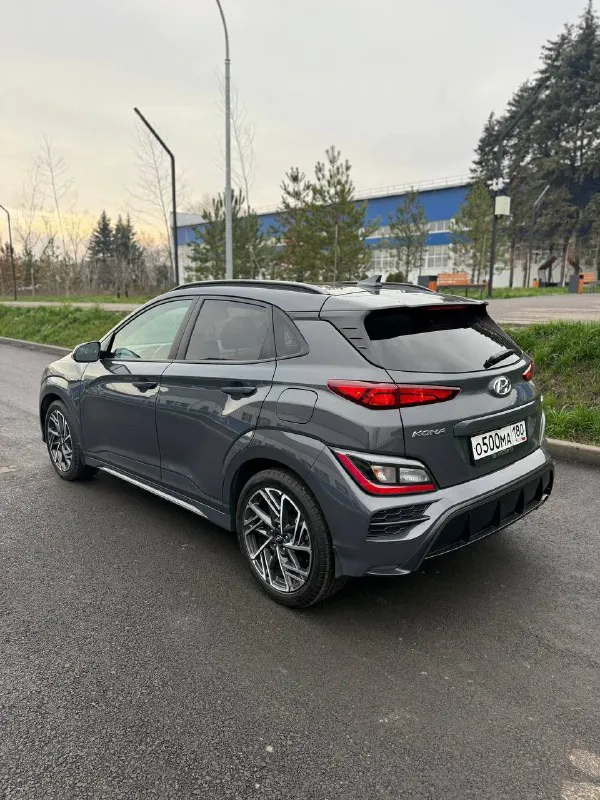 Hyundai kona n line
Год : 2022 месяц 11
Двигатель : 1.6 турбо бензин⛽️
Лошадиных сил: 195 🚀
Привод : передний
Пробег : 62 тысячи километров
Коробка : автомат 🔥
Диски : r 18
Резина : два комплекта
Цвет : нардогрей
Комплектация:
Люк, подогревы сидений
Датчики слепых зон, без ключевой доступ, датчик давления в шинах, датчик дождя, датчик света, помощь при спускание с горы, жидкокристаллическая приборная понель, большая мульт медиа, штатная навигация 🗺️,
Климат контроль, круиз контроль,
Заводится с кнопки и пульта,
Различные режимы езды для двигателя и коробки, мульти руль, помощь в подруливание, система старт / стоп, электро регулировка сидений, линзовая оптика
Так как ( n line )это доп обвес
Черный потолок, черный пластик
Красная строчка по солону,
Другой руль и рукоятка кпп
Передний и задний бампер
Накладки на пороги и двери,
Диски в стиле - n line
Цена : 2.800 🍋
Гос номер в подарок
О 500 ма 180
Донецк
Александр
+7 (949) 392-66-28
📞 Звоните: +7(949)3926628 - фотография - 4