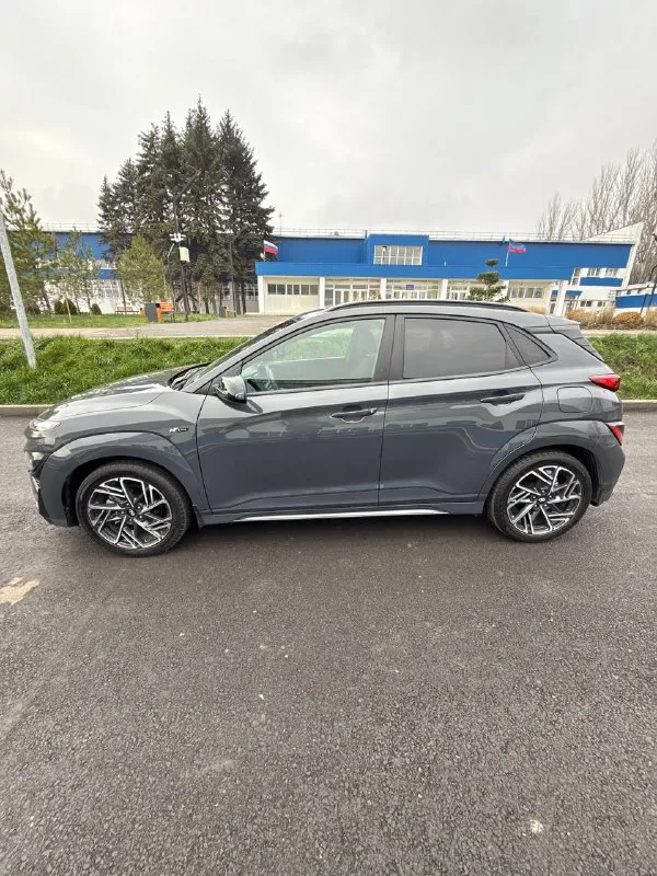 Hyundai kona n line
Год : 2022 месяц 11
Двигатель : 1.6 турбо бензин⛽️
Лошадиных сил: 195 🚀
Привод : передний
Пробег : 62 тысячи километров
Коробка : автомат 🔥
Диски : r 18
Резина : два комплекта
Цвет : нардогрей
Комплектация:
Люк, подогревы сидений
Датчики слепых зон, без ключевой доступ, датчик давления в шинах, датчик дождя, датчик света, помощь при спускание с горы, жидкокристаллическая приборная понель, большая мульт медиа, штатная навигация 🗺️,
Климат контроль, круиз контроль,
Заводится с кнопки и пульта,
Различные режимы езды для двигателя и коробки, мульти руль, помощь в подруливание, система старт / стоп, электро регулировка сидений, линзовая оптика
Так как ( n line )это доп обвес
Черный потолок, черный пластик
Красная строчка по солону,
Другой руль и рукоятка кпп
Передний и задний бампер
Накладки на пороги и двери,
Диски в стиле - n line
Цена : 2.800 🍋
Гос номер в подарок
О 500 ма 180
Донецк
Александр
+7 (949) 392-66-28
📞 Звоните: +7(949)3926628 - фотография - 5