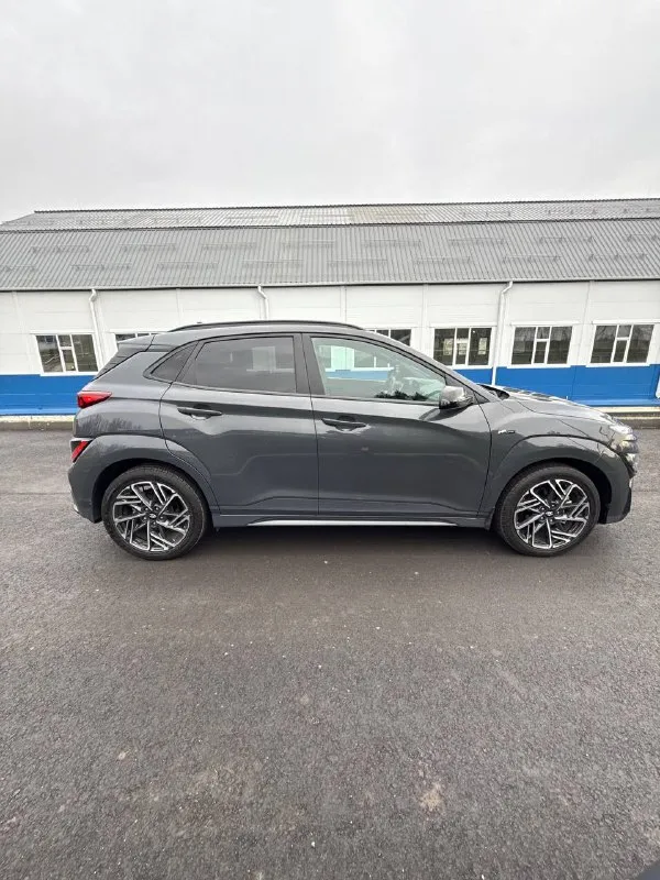 Hyundai kona n line
Год : 2022 месяц 11
Двигатель : 1.6 турбо бензин⛽️
Лошадиных сил: 195 🚀
Привод : передний
Пробег : 62 тысячи километров
Коробка : автомат 🔥
Диски : r 18
Резина : два комплекта
Цвет : нардогрей
Комплектация:
Люк, подогревы сидений
Датчики слепых зон, без ключевой доступ, датчик давления в шинах, датчик дождя, датчик света, помощь при спускание с горы, жидкокристаллическая приборная понель, большая мульт медиа, штатная навигация 🗺️,
Климат контроль, круиз контроль,
Заводится с кнопки и пульта,
Различные режимы езды для двигателя и коробки, мульти руль, помощь в подруливание, система старт / стоп, электро регулировка сидений, линзовая оптика
Так как ( n line )это доп обвес
Черный потолок, черный пластик
Красная строчка по солону,
Другой руль и рукоятка кпп
Передний и задний бампер
Накладки на пороги и двери,
Диски в стиле - n line
Цена : 2.800 🍋
Гос номер в подарок
О 500 ма 180
Донецк
Александр
+7 (949) 392-66-28
📞 Звоните: +7(949)3926628 - фотография - 6
