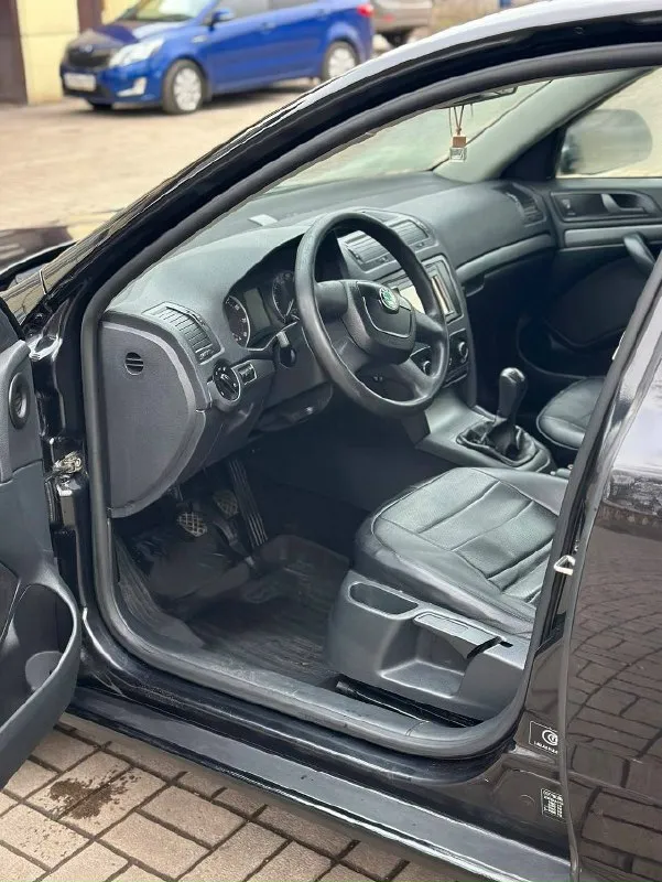 Продам skoda октавиа, 2013 года обьем двигателя 1.6mpi механика, едет очень мягко и бодро авто в отличном состоянии без вложений делать нечего не надо сел и поехал кузов в отличном состоянии в заводской краске ходовая отличная коробка переключается очень плавно и мягко днище в идеале по кузову без всяких рыжей и гнили, я владелец переоформление в мрео в месте свами цена 850.000 торг у капота реальному покупателю осмотр г. Макеевка тел:+79491004146
📞 Звоните: +7(949)1004146 - фотография - 3