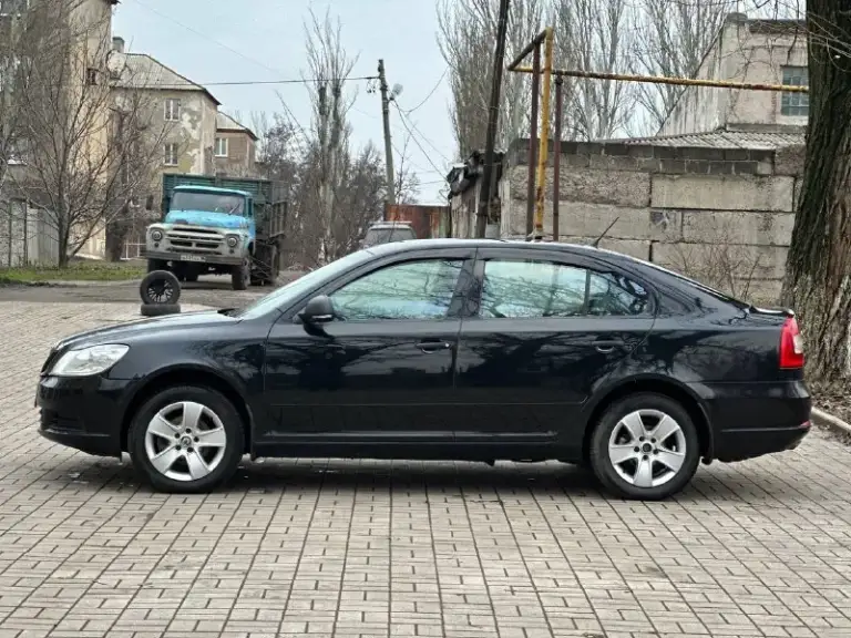 Продам skoda октавиа, 2013 года обьем двигателя 1.6mpi механика, едет очень мягко и бодро авто в отличном состоянии без вложений делать нечего не надо сел и поехал кузов в отличном состоянии в заводской краске ходовая отличная коробка переключается очень плавно и мягко днище в идеале по кузову без всяких рыжей и гнили, я владелец переоформление в мрео в месте свами цена 850.000 торг у капота реальному покупателю осмотр г. Макеевка тел:+79491004146
📞 Звоните: +7(949)1004146 - фотография - 4