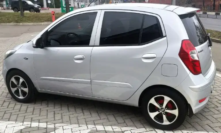 Продаётся hyundai i10 1.2 автомат 85 л. С. Рестайлинг 2012 года выпуска в максимальной комплектации, пробег 61 000 км. , вторая машина в семье, пробег реальный, любые проверки за ваш счёт, хорошее состояние, есть небольшие, возрастные недочеты по кузову,   экономичное авто, для комфортной езды есть всё, двухдиновая магнитола, камера заднего вида, парктроники, громкая связь по bluetooth, в комплекте отдам 14 титаны  с новой летней резиной, заводские штампы с фирменными колпаками на новой зимней резине (шипы) и б/у зимняя резина, с продажей не спешу, свои цены не предлагать, небольшой торг у капота.
Цена 1 100 000 руб.   Осмотр, г. Донецк днр.
Телефон: +79491061984
📞 Звоните: +7(949)1061984 - фотография - 1
