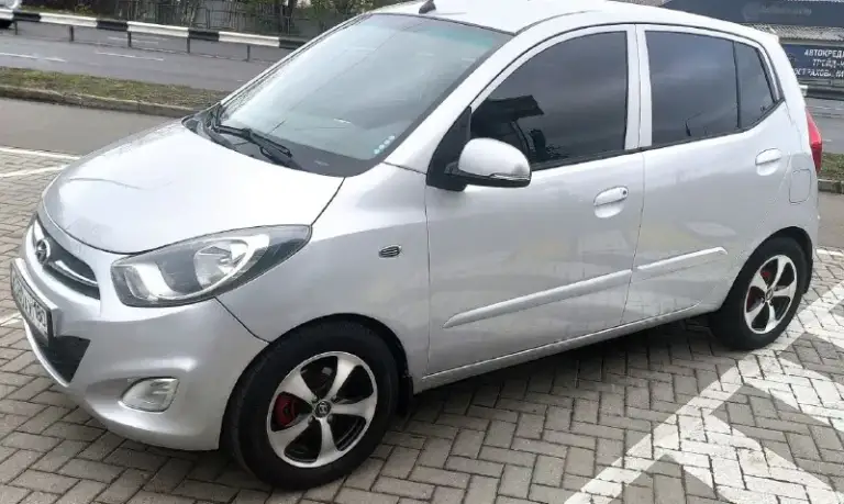 Продаётся hyundai i10 1.2 автомат 85 л. С. Рестайлинг 2012 года выпуска в максимальной комплектации, пробег 61 000 км. , вторая машина в семье, пробег реальный, любые проверки за ваш счёт, хорошее состояние, есть небольшие, возрастные недочеты по кузову,   экономичное авто, для комфортной езды есть всё, двухдиновая магнитола, камера заднего вида, парктроники, громкая связь по bluetooth, в комплекте отдам 14 титаны  с новой летней резиной, заводские штампы с фирменными колпаками на новой зимней резине (шипы) и б/у зимняя резина, с продажей не спешу, свои цены не предлагать, небольшой торг у капота.
Цена 1 100 000 руб.   Осмотр, г. Донецк днр.
Телефон: +79491061984
📞 Звоните: +7(949)1061984 - фотография - 2
