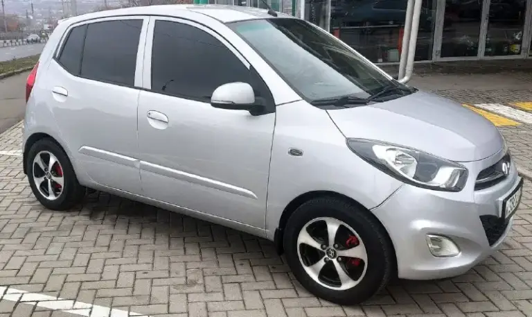 Продаётся hyundai i10 1.2 автомат 85 л. С. Рестайлинг 2012 года выпуска в максимальной комплектации, пробег 61 000 км. , вторая машина в семье, пробег реальный, любые проверки за ваш счёт, хорошее состояние, есть небольшие, возрастные недочеты по кузову,   экономичное авто, для комфортной езды есть всё, двухдиновая магнитола, камера заднего вида, парктроники, громкая связь по bluetooth, в комплекте отдам 14 титаны  с новой летней резиной, заводские штампы с фирменными колпаками на новой зимней резине (шипы) и б/у зимняя резина, с продажей не спешу, свои цены не предлагать, небольшой торг у капота.
Цена 1 100 000 руб.   Осмотр, г. Донецк днр.
Телефон: +79491061984
📞 Звоните: +7(949)1061984 - фотография - 3