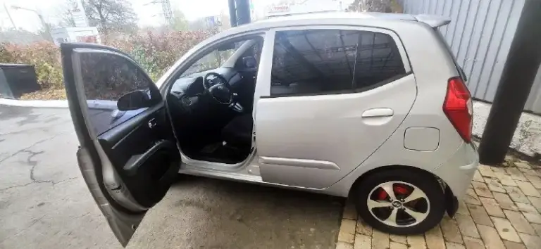 Продаётся hyundai i10 1.2 автомат 85 л. С. Рестайлинг 2012 года выпуска в максимальной комплектации, пробег 61 000 км. , вторая машина в семье, пробег реальный, любые проверки за ваш счёт, хорошее состояние, есть небольшие, возрастные недочеты по кузову,   экономичное авто, для комфортной езды есть всё, двухдиновая магнитола, камера заднего вида, парктроники, громкая связь по bluetooth, в комплекте отдам 14 титаны  с новой летней резиной, заводские штампы с фирменными колпаками на новой зимней резине (шипы) и б/у зимняя резина, с продажей не спешу, свои цены не предлагать, небольшой торг у капота.
Цена 1 100 000 руб.   Осмотр, г. Донецк днр.
Телефон: +79491061984
📞 Звоните: +7(949)1061984 - фотография - 4